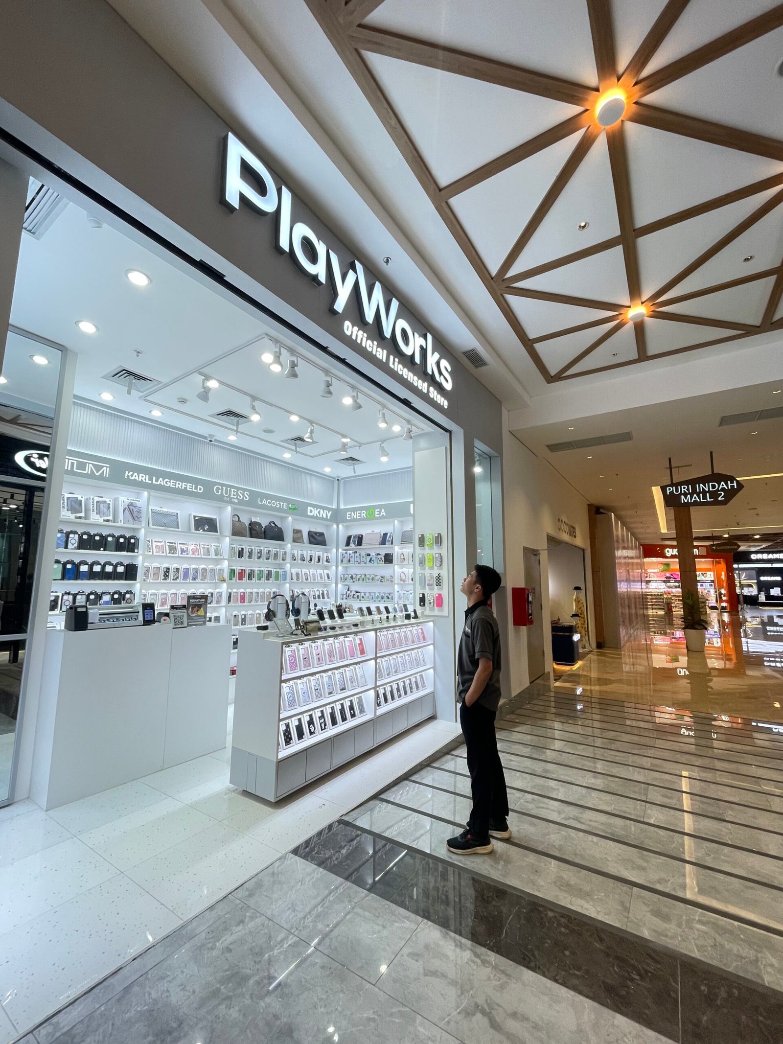 Playworks Bagian depan