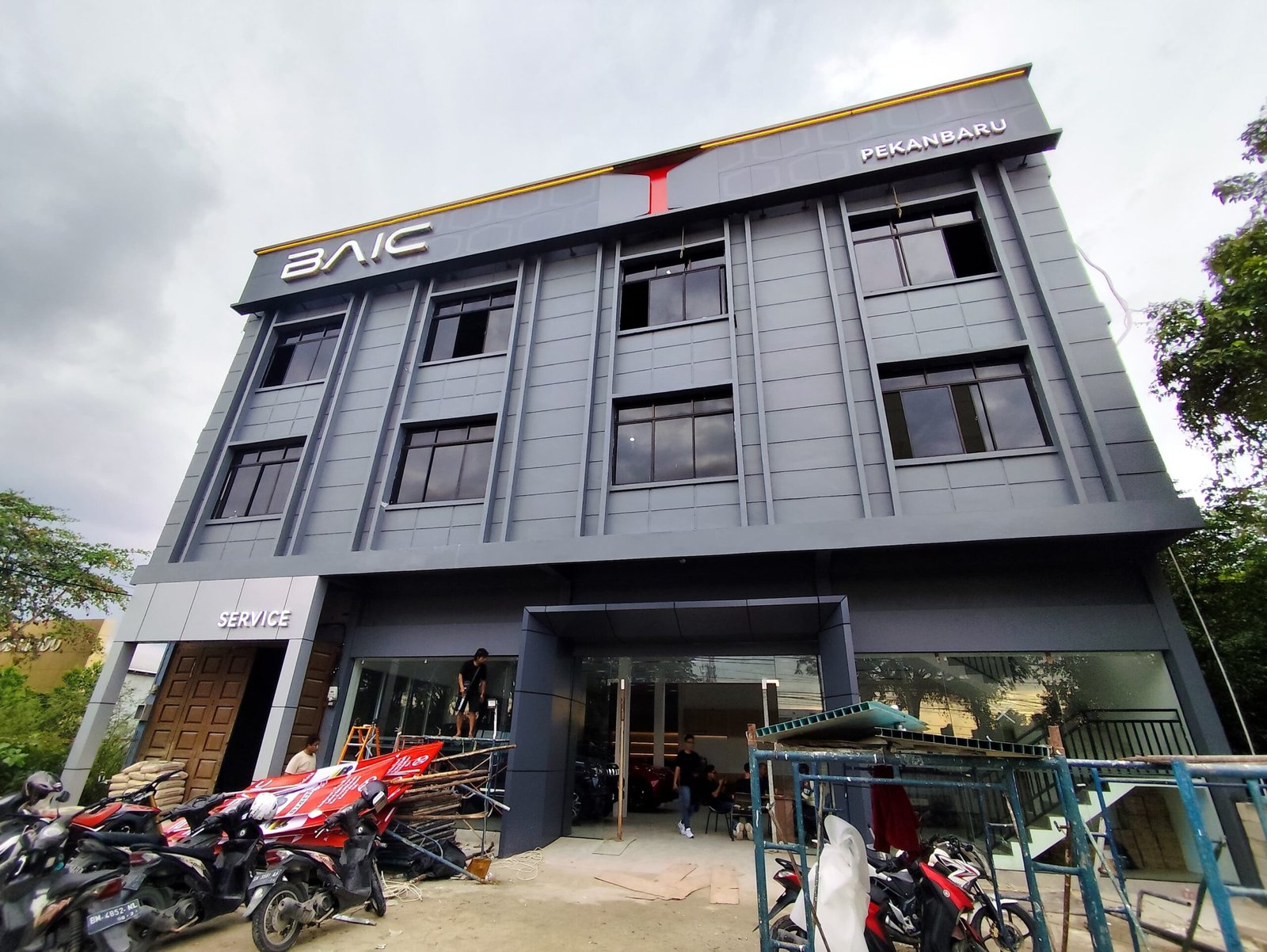 tampak depan showroom baic