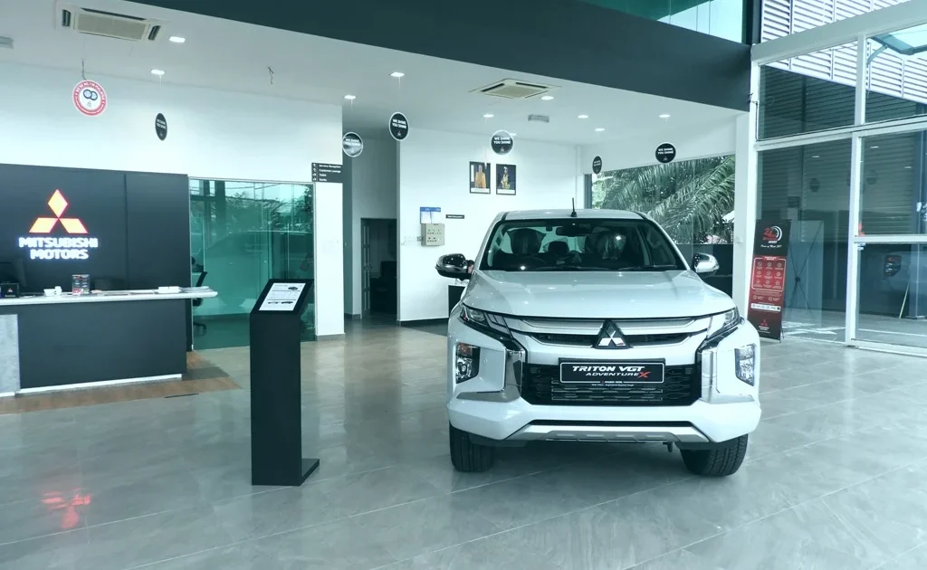 Desain Interior Showroom Mobil