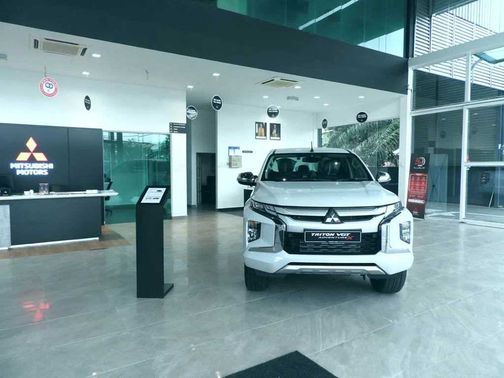 Desain Interior Showroom Mobil