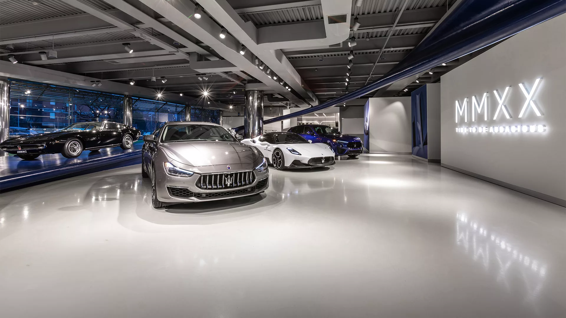 desain showroom mobil