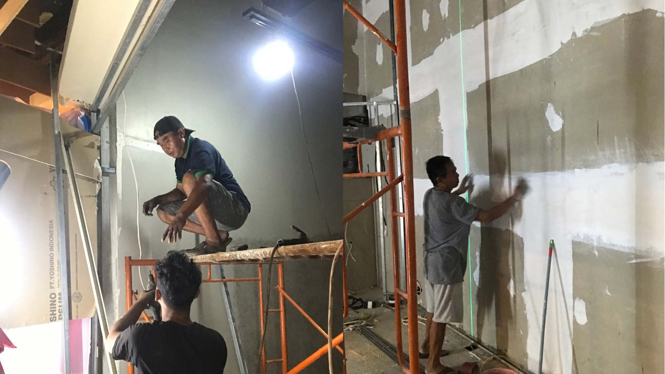 Tukang sedang merenovasi kantor